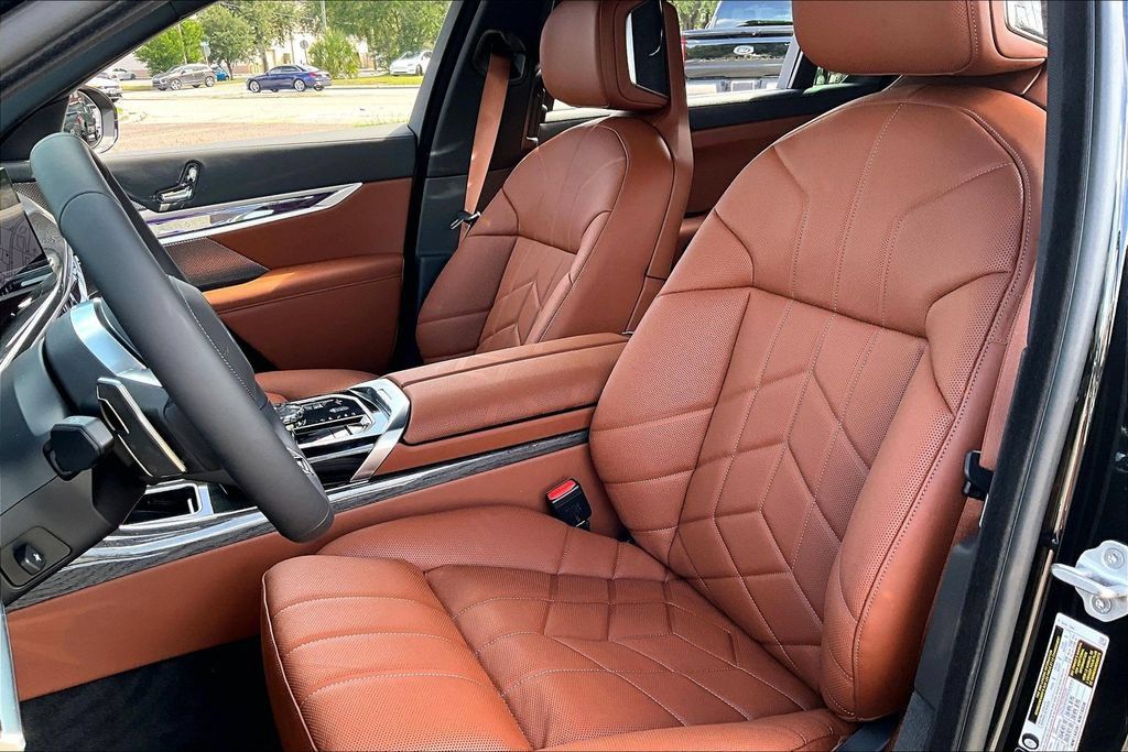 Used 2026 BMW 760i xDrive w/ Executive Package AWD/4WD image 18