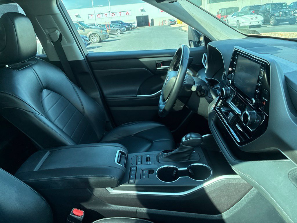 Used 2022 Toyota Highlander XLE AWD/4WD image 23