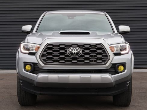 Used 2022 Toyota Tacoma TRD Sport w/ Technology Package image 2