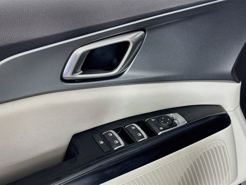 Used 2023 Kia Carnival LX w/ Paint Protection Package FWD image 17