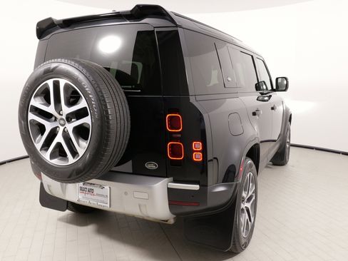 Used 2022 Land Rover Defender 110 SE image 14