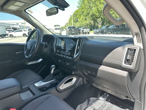 Used 2025 Nissan Frontier SV w/ SV Convenience Package RWD image 28