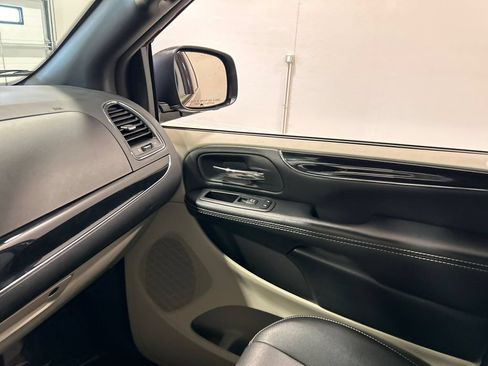 Used 2020 Dodge Grand Caravan SXT w/ Driver Convenience Group FWD image 26