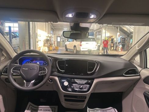 Used 2024 Chrysler Pacifica Touring-L image 12