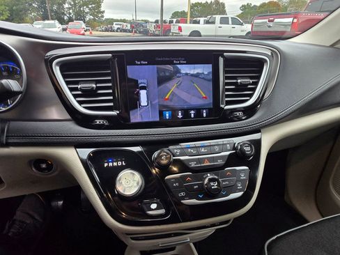 Used 2017 Chrysler Pacifica Limited image 12