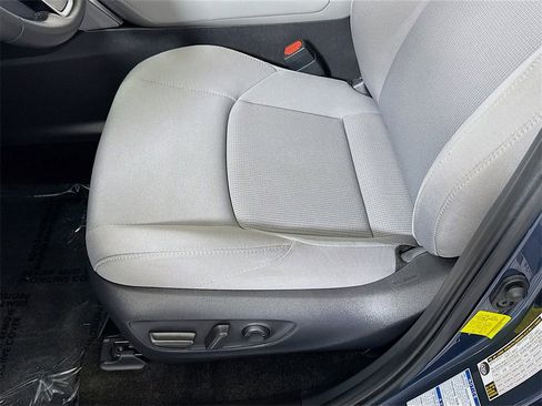 Used 2022 Toyota Venza LE image 19