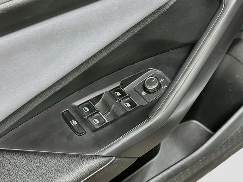 Used 2025 Volkswagen Jetta SE FWD image 15