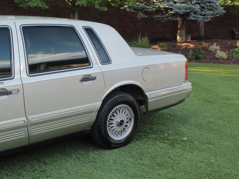 Used 1997 Lincoln Town Car Signature RWD image 34