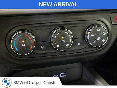 Used 2025 Chevrolet Trax LS w/ LS Convenience Package FWD image 17
