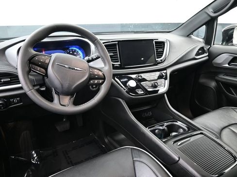Used 2025 Chrysler Pacifica Limited FWD image 12