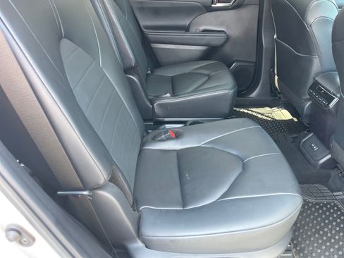 Used 2024 Toyota Highlander XLE AWD/4WD image 18