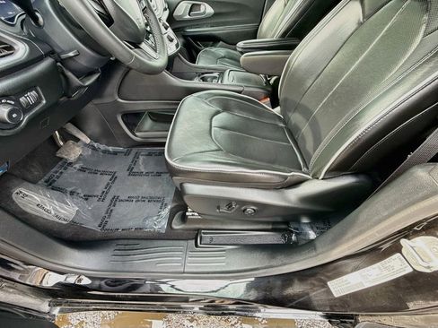 Used 2025 Chrysler Pacifica Limited FWD image 19