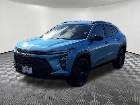 Used 2025 Chevrolet Trax ACTIV w/ Sunroof Package image 3