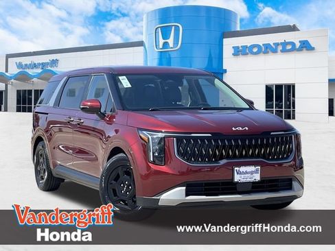 Used 2025 Kia Carnival FWD image 1