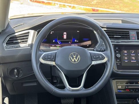 Used 2023 Volkswagen Tiguan SE w/ Panoramic Sunroof Package FWD image 7