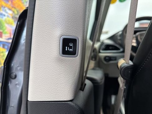 Used 2023 Chrysler Pacifica Touring-L image 42