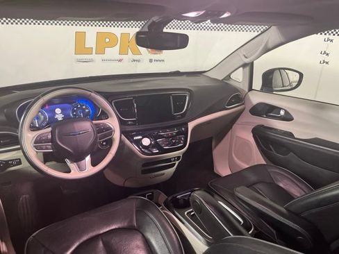 Used 2020 Chrysler Pacifica Limited FWD image 13