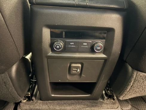 Used 2022 Chevrolet Traverse LT FWD image 57