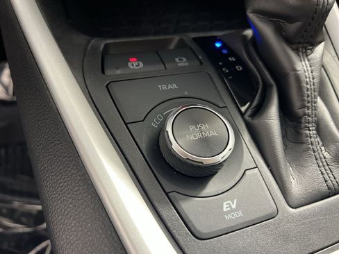 Used 2025 Toyota RAV4 XLE AWD/4WD image 33