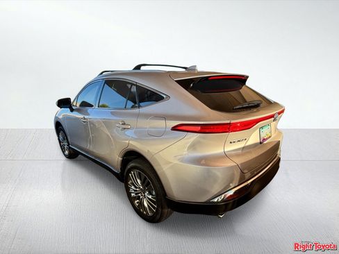 Used 2023 Toyota Venza XLE AWD/4WD image 3
