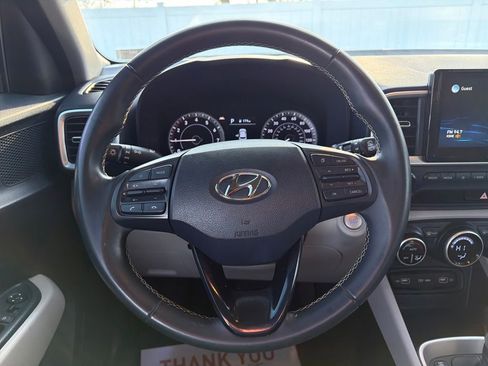 Used 2022 Hyundai Venue Limited image 17