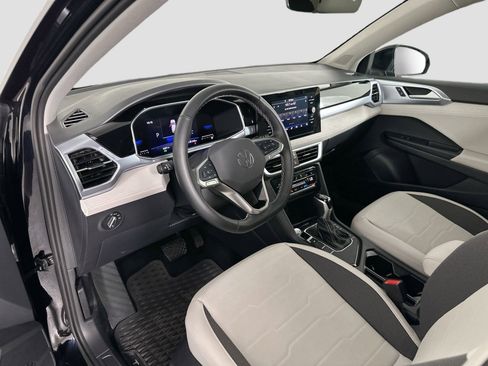 Certified 2025 Volkswagen Taos SE image 8