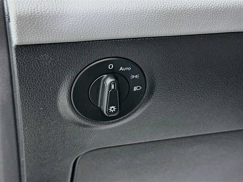 Used 2022 Volkswagen Taos SE w/ Panoramic Sunroof Package FWD image 11