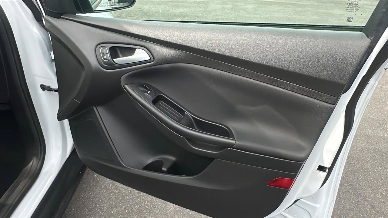 Used 2018 Ford Focus SE w/ SE Appearance Package FWD image 33