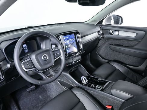 Certified 2025 Volvo XC40 B5 Plus image 6