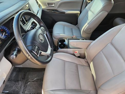 Used 2015 Toyota Sienna XLE image 3