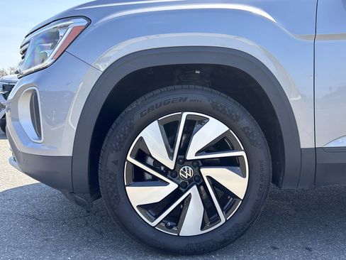 Used 2025 Volkswagen Atlas SE AWD/4WD image 13