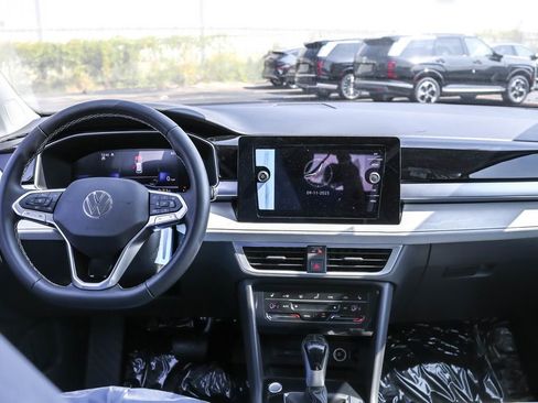 New 2025 Volkswagen Taos SE image 33