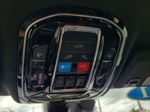 Used 2021 Jeep Grand Cherokee L Overland w/ Luxury Tech Group IV RWD image 19