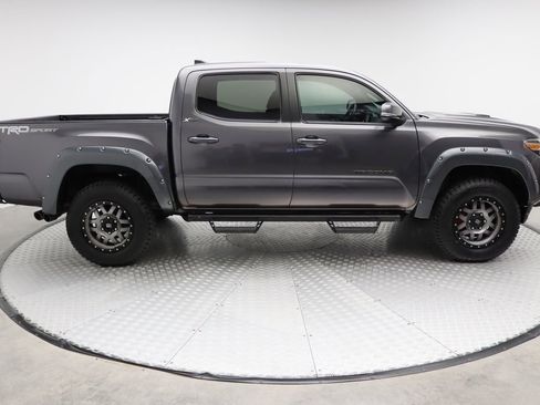 Used 2017 Toyota Tacoma TRD Sport image 7