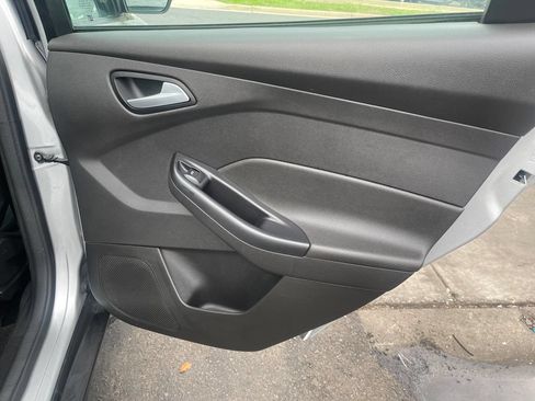 Used 2016 Ford Focus SE w/ SE Power Seat Package FWD image 24