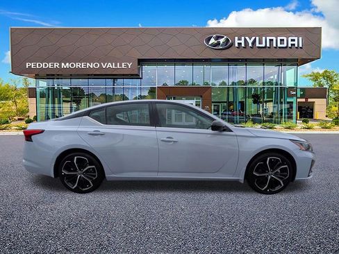 Used 2025 Nissan Altima 2.5 SR FWD image 2