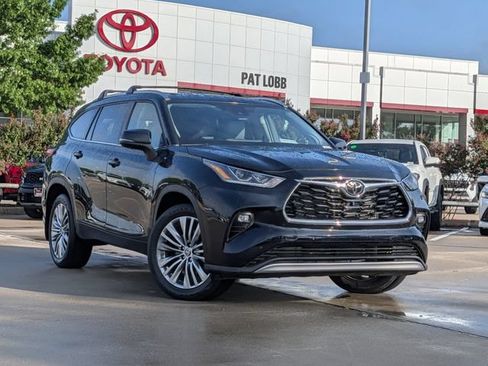 Used 2023 Toyota Highlander Platinum FWD image 2