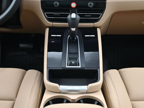 Certified 2026 Porsche Macan AWD/4WD image 10