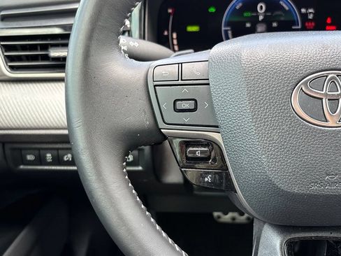 Used 2025 Toyota Camry SE w/ Convenience Package FWD image 16