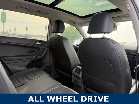 Used 2018 Volkswagen Tiguan SEL Premium image 25
