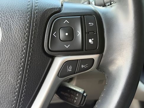 Used 2019 Toyota Highlander XLE FWD image 17