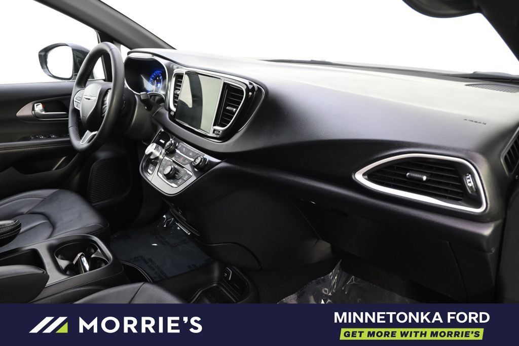 Used 2026 Chrysler Pacifica Select FWD image 17