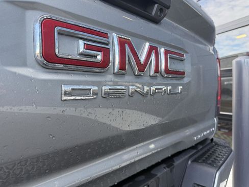Used 2024 GMC Canyon Denali image 15