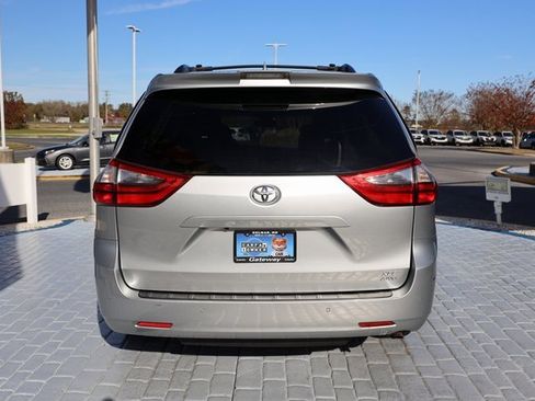 Used 2020 Toyota Sienna XLE image 4