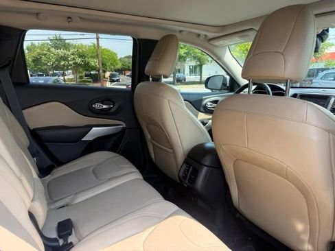 Used 2018 Jeep Cherokee Limited w/ Luxury Group AWD/4WD image 24
