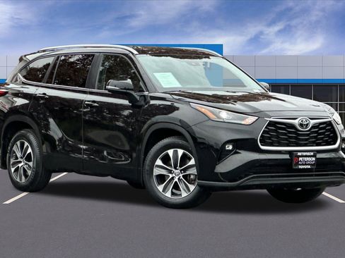 Used 2024 Toyota Highlander XLE image 2