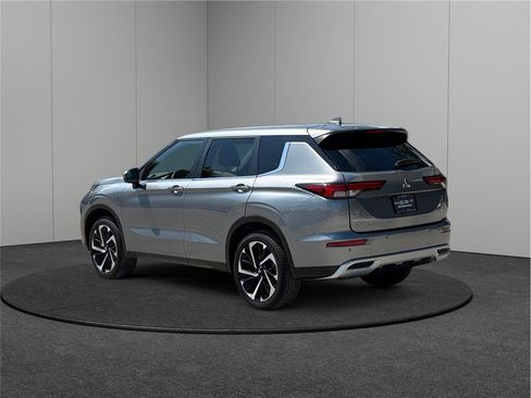 Used 2023 Mitsubishi Outlander SE image 7