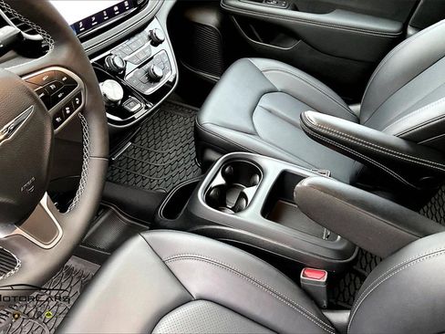 Used 2025 Chrysler Pacifica Select image 16