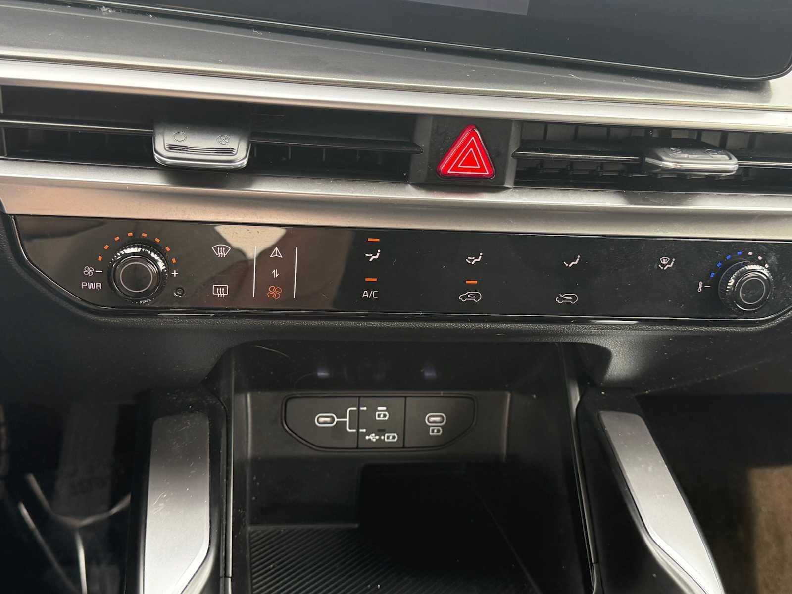Used 2025 Kia Sorento LX FWD image 24