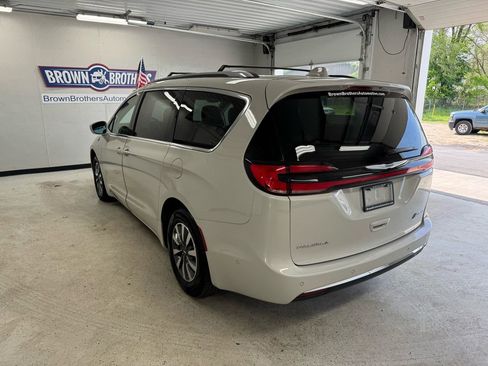 Used 2021 Chrysler Pacifica Touring-L FWD image 4